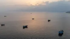 Havadan çekilen bu fotoğraf, 27 Haziran 2026’da Hürmüz Boğazı yakınlarında Umman’ın kuzeyindeki Musandam Yarımadası açıklarında demirlemiş tekneleri gösteriyor
