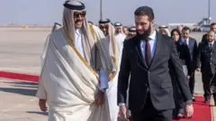 جمعرات کو جب قطر کے امیر شیخ تمیم بن حمد الثانی دمشق پہنچے تو شام کے عبوری صدر احمد الشرع نے ایئرپورٹ پر ان کا استقبال کیا۔ 