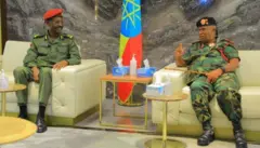  Taliyaha Guud ee Ciidanka Dhulka Marshal Birhanu Julana iyo Taliyaha Guud ee Ciidanka Somaliland Sarreeye Gaas Nuux Ismaaciil Thani,