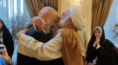 حمید نوری پس از استرداد به ایران، در آغوش همکار سابقش، محمد مقیسه 