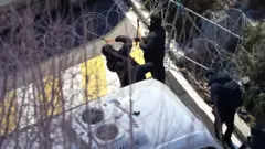 尹锡悦被捕更多细节：警察动用钢丝钳和梯子越过障碍，尹愿自首但遭拒