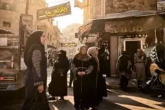 Sokakta bir arada duran kadınlar