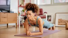 Uma mulher em posição de prancha