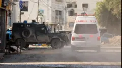 سيارة إسعاف تعترض طريقها مصفحة إسرائيلية