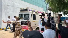 लड़की को दिल्ली ले जाने के समय की तस्वीर