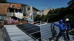 Instalação de painéis solares na favela Chapéu Mangueira, no Rio de Janeiro