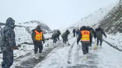 मुस्ताङमा राजमार्गमा जमेको हिउँ पन्छाउँदै सुरक्षाकर्मीहरू