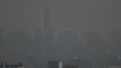 ภาพถ่ายท้องฟ้าที่เต็มไปด้วยฝุ่นพิษ PM 2.5 เหนือพื้นที่กรุงเทพมหานคร เมื่อวันที่ 23 ต.ค. 2566