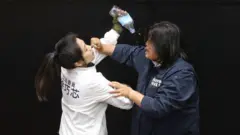 대만 입법원에서 두 의원들이 몸싸움을 벌이고 있는 모습