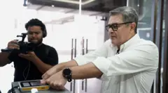 Juan Orlando Hernández pasa por control de migración en el aeropuerto.