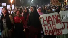 ধর্ষণের প্রতিবাদ ও জড়িতদের শাস্তির দাবিতে বিক্ষোভ হতে দেখা যাচ্ছে