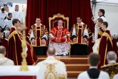 El obispo Alfonso de Galarreta junto a otros oficiantes de la la Fraternidad Sacerdotal San Pío X en Suiza