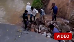 குஜராத்தில் இடிந்து விழுந்த பாலம் - பராமரிப்பு பணியின்போது விபத்தா?