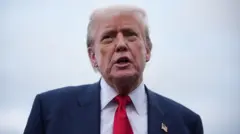 Donald Trump visto dos ombros pra cima falando.