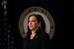 Kamala Harris porte un costume bleu de nuit