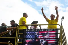 Jair Bolsonaro en una manifestación con una imagen de Trump sosteniendo una bandera de EE.UU.