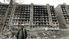 Мариуполь шаары. 2023-жыл. Орусиянын Ички иштер министрлигинин кадрлар бөлүмү Украинадагы убактылуу басып алынган шаар-кыштактарга кызматка кабыл алуу боюнча кулактандырууларды байма-бай жөнөтүп келишет