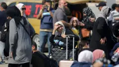 ራፋህ መተላለፊያ ላይ የሚጠባበቁ ሰዎች 