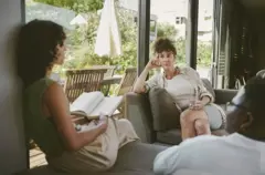 Grupo de mulheres conversando