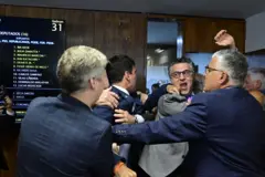 Confusão generalizada entre parlamentares após aprovação de quebra de sigilo de Fábio Luís Lula da Silva (Lulinha).