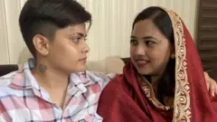 Gushyingirwa kwa Dimple (ibumoso) na Manisha kwateje impaka mu idini ry'aba-Sikh na sakwe sakwe mu gihugu