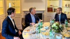 Jared Kushner (solda), Steve Witkoff (ortada) ve Umman Dışişleri Bakanı Badr Albusaidi (sağda), İsviçre'nin Cenevre kentindeki Umman büyükelçilik konutunda İran'la yapılan dolaylı görüşmeler sırasında bir araya geldi. (26 Şubat 2026).