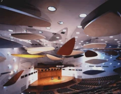 Vista del interior del Aula Magna de la UCV y las llamadas "Nubes de Calder" en el techo.