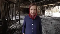 Шеф-корреспондент Би-би-си по международным делам Лиз Дюсет на руинах телецентра в Тегеране