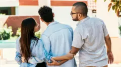 Uma mulher com dois homens