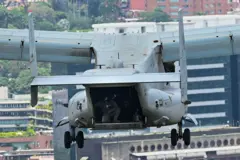 Militares en un avión US Bell Boeing V-22 Osprey sobrevolando en Caracas