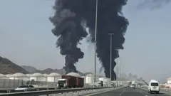 Petrol tesislerinden dumanlar çıkıyor. Fotoğraf bir otoyolda araba içinde çekilmiş