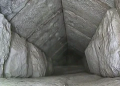 Imagem de corredor descoberto na Pirâmide de Gizé
