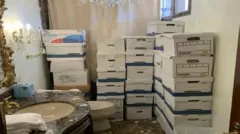 လျှို့ဝှက်စာရွက်စာတမ်းတွေကို ‌ဖလော်ရီဒါပြည်နယ်က သူ့အိမ်ရဲ့ အိမ်သာခန်းထဲမှာလည်း သိမ်းထားခဲ့တယ်လို့ စွပ်စွဲခံရ 