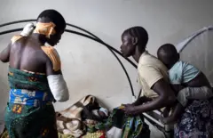 Igenzura rya ONU ryasanze abantu 358 barishwe muri Werurwe barimo abagore 98 n'abana 32. Ku ifoto ni Madeleine wo mu Ntara ya Ituri watemaguwe  n'igitero cy'umutwe witwaje intwaro mu mpera za 2022 aho bishe abana be bane babatemye we akarokoka.