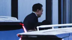 الرئيس الكوري الجنوبي المعزول يون سوك يول يصل للاستجواب بعد اعتقاله في مبنى مكتب التحقيق في الفساد لكبار المسؤولين ومسؤولي الشرطة في مدينة غواتشون، جيونجي دو، كوريا الجنوبية