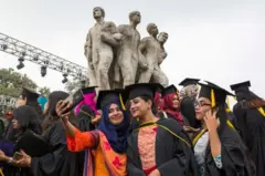 উচ্চশিক্ষাও পুরুষের চেয়ে পিছিয়ে নারী শিক্ষার্থীরা