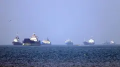 İranın cənubundakı Bəndər Abbas limanı sahillərində Hörmüz boğazında lövbər salmış gəmilər. (4 may 2026-cı il) 
