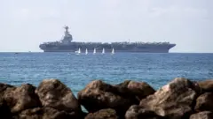 El USS Gerald R. Ford en la bahía de Palma.