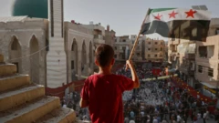 تجمع سوريون لإحياء ذكرى الهجوم بالأسلحة الكيميائية الذي نفذته قوات بشار الأسد في الغوطة الشرقية عام 2013، في بلدة الزمالكا على مشارف دمشق، سوريا، الخميس 21 أغسطس/آب 2025. 