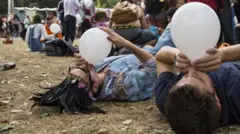 Mutane kwace suna amfani da balan-balan