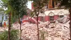 زمین‌لرزه‌ای به بزرگی ۷/۷ در میانمار، جنوب‌شرقی آسیا را لرزاند و بانکوک پایتخت تایلند با بیش از ۱۰۰۰ کیلومتر فاصله نیز بر اثر این زلزله لرزید.