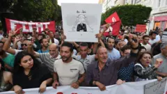 معترضان به انتخابات در تونس: «مردم می‌خواهند نظام سقوط کن »