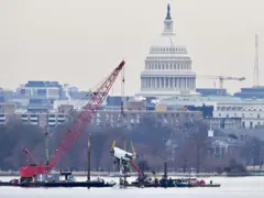 Guindaste remove destroços do avião que caiu no rio Potomac, na capital americana, com o Capitólio ao fundo