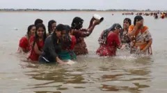 సరస్వతి నదిలో పుష్కర స్నానాలు ఆచరిస్తోన్న మహిళలు