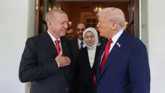 Erdoğan Beyaz Saray'dan ayrılırken Trum kapıda onu yolculuyor. Erdoğan'ın elini göğsüne koymuş