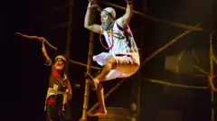 এই নাটকে তিতুমীরের ভূমিকায় অভিনয় করছেন অনির্বাণ ভট্টাচার্য (মাঝে)