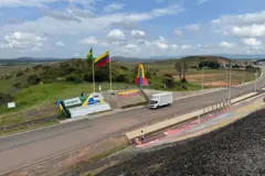 Vista aérea mostra a fronteira entre o Brasil e a Venezuela a partir da cidade de Pacaraima/RR