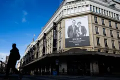 Un cartel con una imagen publicitaria del presidente del grupo inmobiliario francés Société des Grands Magasins y propietario de BHV, Frédéric Merlin (izq.), y del empresario chino-estadounidense y presidente ejecutivo del Grupo Shein, Donald Tang, en la fachada de los grandes almacenes Bazar de l'Hôtel de Ville (BHV) en París el 3 de noviembre de 2025, pocos días antes de que Shein abra su primera tienda física en BHV en París.