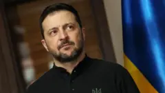 Presidente Volodymyr Zelensky ao lado da bandeira da Ucrânia