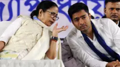 ममता बनर्जी (बाएं) के साथ अभिषेक बनर्जी